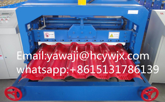 Hydraulische verglaste Stahlfliesen Rollformmaschine mit CR12 Schneidmaterial und 0,3-0,6mm Materialdicke
