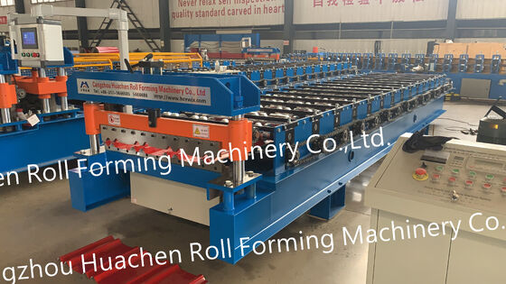 Dachmaschine für Metallpaneele. Walzenpressmaschine für Dachziegel. Maschine zum Formen von wellenförmigen, trapezförmigen Bodenfliesenplatten