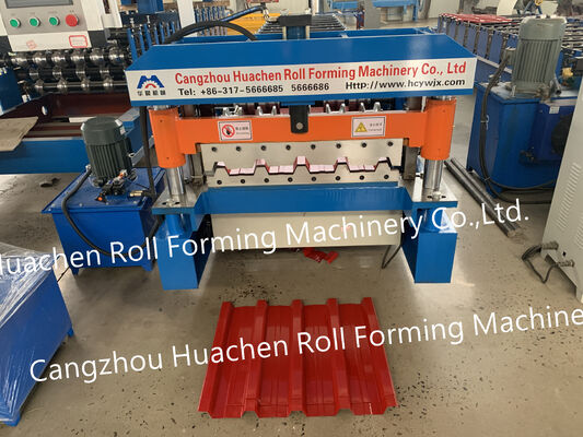 Automatische Trapezblechformmaschine / Maschine zur Vorbereitung von kastenförmigen Dachplatten. Produktionslinie zum Pressen von Metalldachziegeln