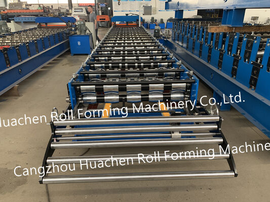 Automatische Trapezblechformmaschine / Maschine zur Vorbereitung von kastenförmigen Dachplatten. Produktionslinie zum Pressen von Metalldachziegeln