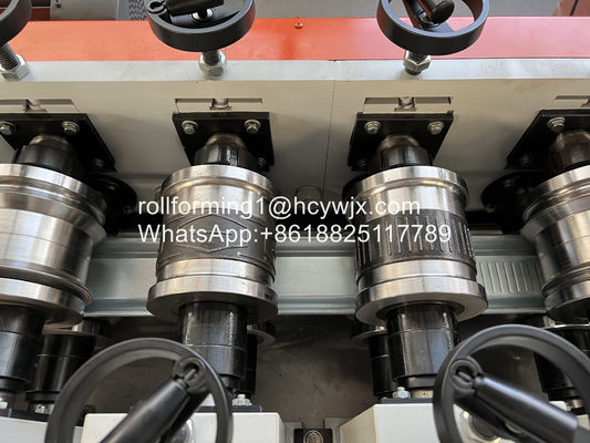 Anpassbarer Speisebreite Schleier Tür Roll Formmaschine für Dicke 0,8-1,2 mm