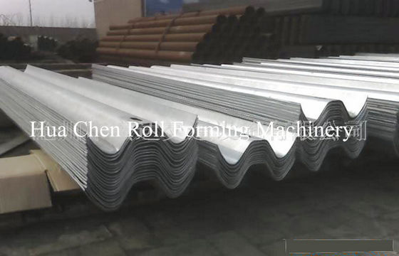 Lochende verfügbare Stahllandstraßen-Leitschienen-Formung maschinell hergestellt in China